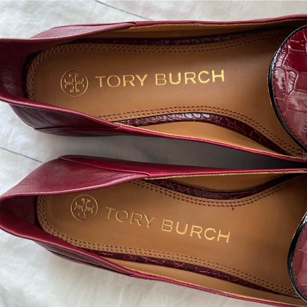 Tory Burch Women's Croc Embossed Loafers with Gold Charm Size 8 - Picture 9 of 12